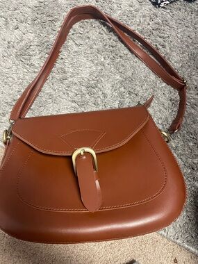 Classic Saddle Shoulder Bag in Cognac Brown